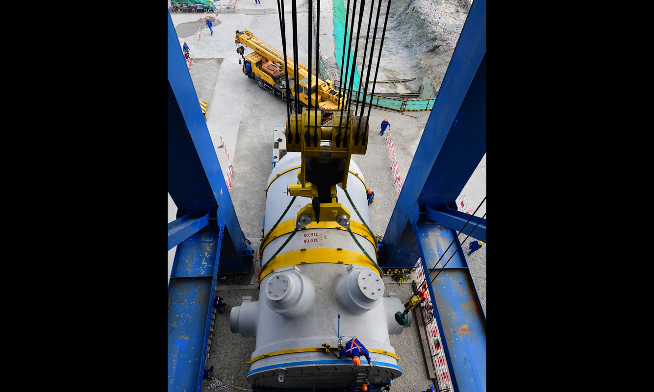 中核集團福建福清核電有限公司工作人員介紹，反應堆壓力容器是核電廠唯一無法更換的關鍵主設備。圖為2018年1月17日，福清核電5號機組反應堆壓力容器被吊裝至反應堆廠房龍門架下。（新華社記者 魏培全 攝）