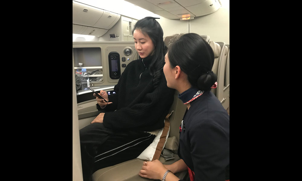 2018年1月18日0時許，MU553上海巴黎航班乘務員向旅客介紹手機使用新規。
