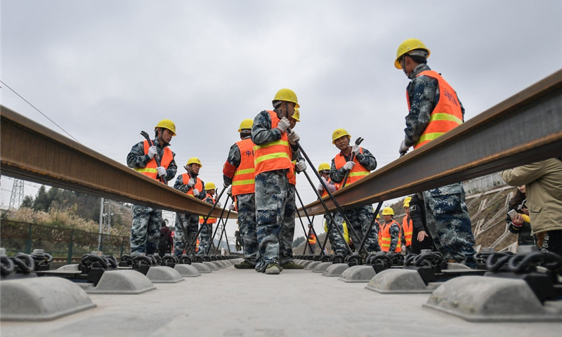 2018年1月5日，成（都）貴（陽）高鐵樂山至貴陽段首段鋼軌在四川省樂山市順利鋪下，標志著新建成貴高鐵樂山至貴陽段正式進入鋪軌施工階段，預計2019年全線開通運營。（新華社記者 薛玉斌 攝）