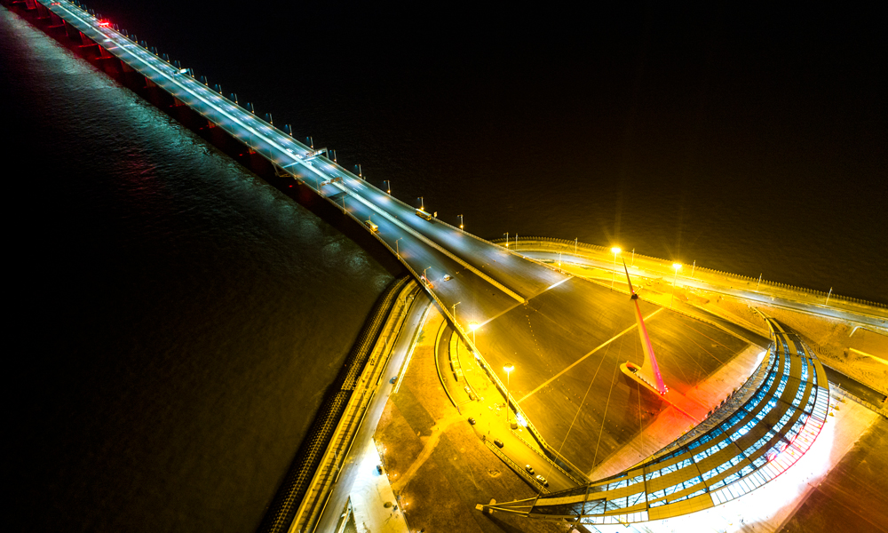 港珠澳大橋上的青州航道橋，巨大的“中國結”造型附近橋面，有一片是用長約1.7米、與大橋等寬的折疊式材料鋪設的。受大風、溫度、車輛等多種負荷作用，大橋會發生一定位移，必須要每隔一定距離設置伸縮縫。交通工程三項頂尖技術中的第三項，便是讓電纜在伸縮縫內做到自由張馳。（史家民 攝）