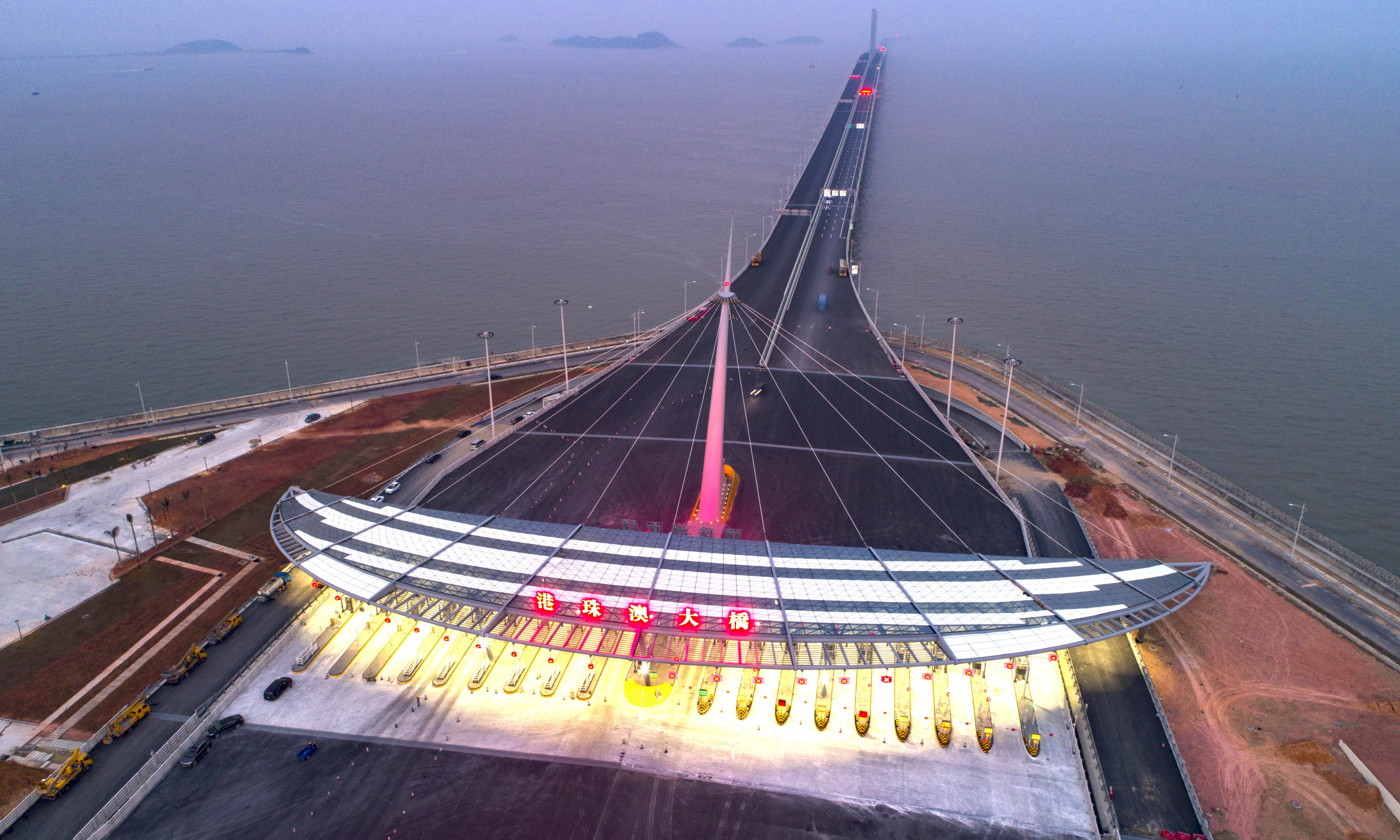 2018年1月4日，港珠澳大橋收費系統正式上線測試。 將在港珠澳大橋通行的車輛不僅有統一格式車牌的大陸車，還有車牌格式多樣的香港和澳門地區車輛。大陸和香港實行不同的過路收費模式。項目部歷時兩年，于世界范圍首創兼容不同制式的收費模式。識別車牌僅需0.3秒。（史家民 攝）