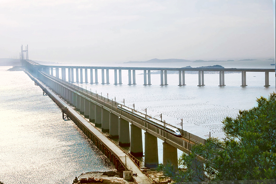 全長16公里的平潭海峽公鐵兩用大橋，穿越世界著名風口之一的“海壇海峽”，全年6級以上大風超過300天。在這里，基礎附件下水要承受87噸波浪沖擊。海底高差最高達32米，且海底裸巖堅硬。