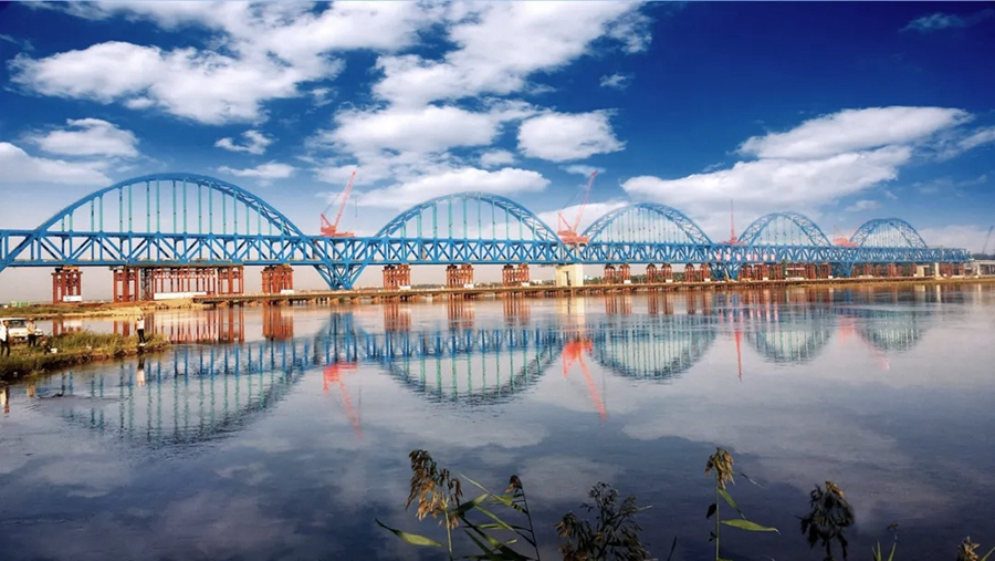 銀西高鐵全線貫穿渭河高階地及渭北黃土塬區、陜北黃土梁峁溝壑區、黃土臺塬區、環江寬谷區、沙漠及半沙漠區及黃河沖積平原區，地形地質條件異常復雜，設計中面臨著大量的高墩大跨橋梁、大斷面特長黃土隧道、風沙路基、濕陷性黃土等諸多困難和挑戰。圖為銀川機場黃河特大橋。