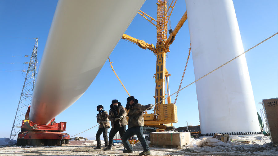 應縣梨樹坪50MW風電項目施工現場山勢陡峭，植被稀少，屬于典型的復雜山地風電場。風電場規劃裝機容量50MW，擬安裝11臺單機容量為4000KW的風力發電機組、2臺單機容量為3000KW的風力發電機組，輪轂高度100M，風機葉片直徑156M，配套建設110kV升壓站1座。圖為項目現場。