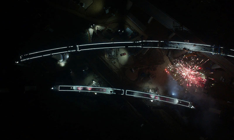 12月25日凌晨，由中鐵十一局承建的常（德）益（陽）長（沙）鐵路“動走右線2號特大橋連續梁”成功完成轉體。22日凌晨，該項目成功實施了“動走左線特大橋連續梁”的轉體。至此，常益長鐵路兩處千噸轉體梁均成功轉體，為后期鐵路主線鋪軌施工打通道路。圖為12月25日凌晨，常益長鐵路“動走右線2號特大橋連續梁”（下方短橋）完成轉體。（新華社記者 趙眾志 攝）