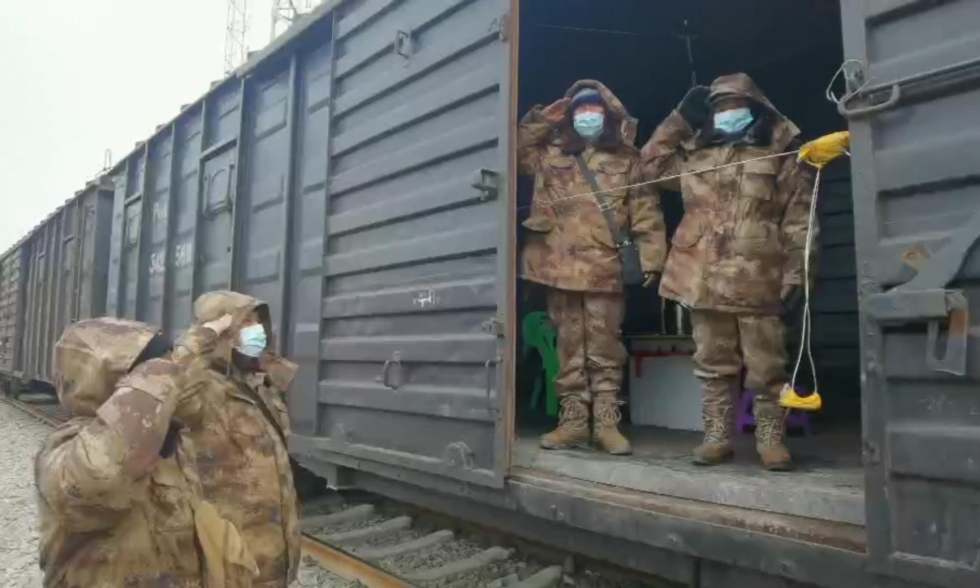 11月以來，兵器裝備集團所屬嘉陵特裝共派出90余名押運人員前往祖國西北地區多地執行押運任務，途中，面對零下15℃、滴水成冰的寒冷天氣，全體押運隊員不顧手腳凍到皸裂，堅持按照安全押運要求和操作規范點檢產品。截至目前，公司押運隊員已押運了42個車皮的產品，守護了交付產品“最后一公里”的安全。（王卉 攝） 