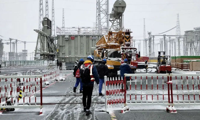 12月份，青海已經達到零下20℃左右，兵器裝備集團所屬保變電氣秦變公司派出黨員突擊隊奔赴海拔2880米的青海共和縣海南換流站安裝現場，克服極端惡劣天氣等困難，抓時間、搶進度，保證了高端運行相順利完成安裝工作。