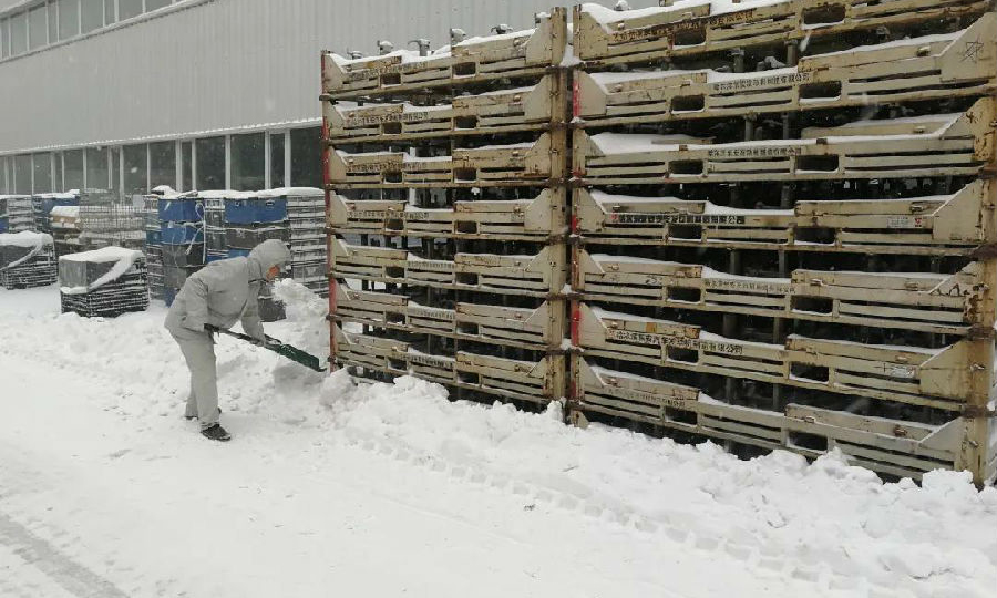 近日，哈爾濱遭遇暴雪天氣，兵器裝備集團所屬東安汽發廠區內大面積積雪給生產配送工作帶來了諸多不便，公司組織員工清理叉車行車軌跡周邊及料架存放區域積雪，并逐一對重點區域進行排查，確保了生產安全平穩有序開展。（段群鶴 攝）