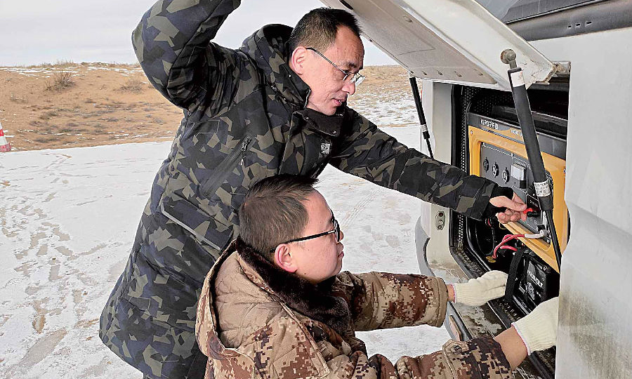 日前，兵器裝備集團所屬望江工業和清華大學聯合在冰天雪地里開展了某科研項目驗證試驗。為確保驗證試驗進度，在攝氏零下20多度的氣溫下，參與技術研發、交驗保障的人員仍堅守崗位，認真開展戶外驗證試驗。雖然天氣嚴寒，但大家卻期待氣溫能夠再低些，以取得更精確的數據。（范穎 攝）