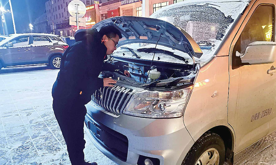 近日，兵器裝備集團所屬東安動力首批“冬標”技術人員到達漠河，在當地極其嚴寒的天氣下，開展了四個項目的冬季試驗工作。同時，另外兩組技術人員也分別前往牙克石與額爾古納地區，開展試驗工作。近日，四個項目的試驗工作已經完成。預計，本輪冬季試驗將持續到2021年1月底，該公司將完成全部28個項目的試驗工作。（姜文彬 攝）