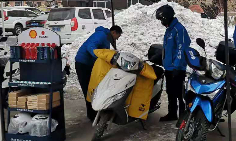 進入12月份，吉林長春的溫度基本都在零下10℃，為保障外賣客戶的騎行安全，兵器裝備集團所屬輕騎鈴木銷售店推出為外賣客戶免費做保養、點檢服務活動，服務人員堅守活動現場，以鈴木20項標準點檢為基準，對每一輛車的性能逐一對照、認真檢查，真正做到為客戶的騎行安全保駕護航。（尹長萍 攝）
