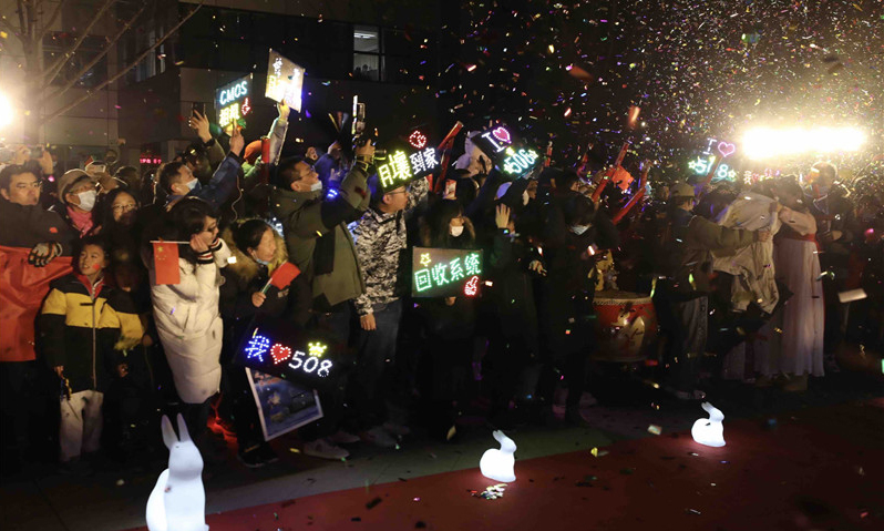 圖為12月17日，在北京中國航天科技集團五院，人們在歡迎嫦娥五號返回器回到出生地。（新華社記者 金立旺 攝）