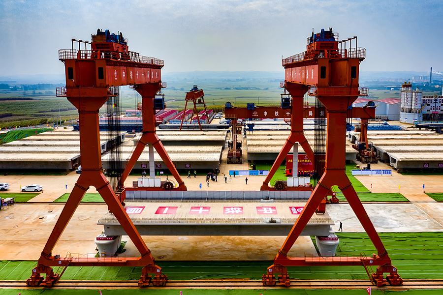 圖為南玉鐵路架梁施工現場。（金偉 攝）