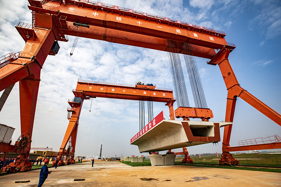 圖為南玉鐵路架梁施工現場。（金偉 攝）