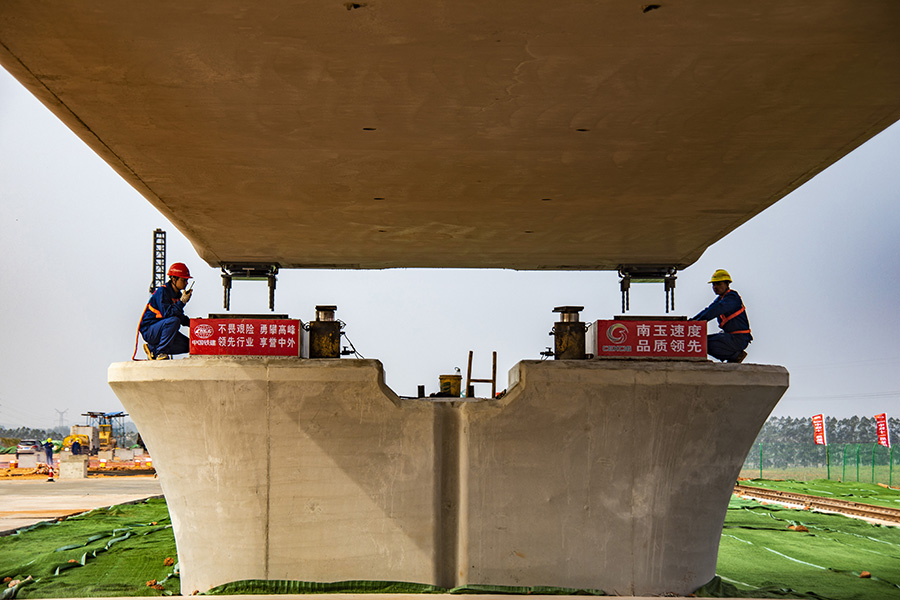 圖為南玉鐵路架梁施工現場。（金偉 攝）