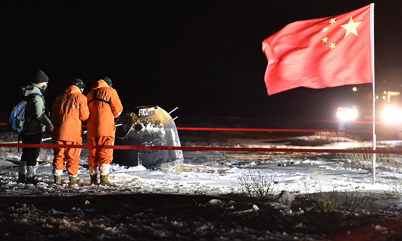 圖為12月17日，工作人員在嫦娥五號返回器著陸現場作業。（新華社記者 任軍川 攝）