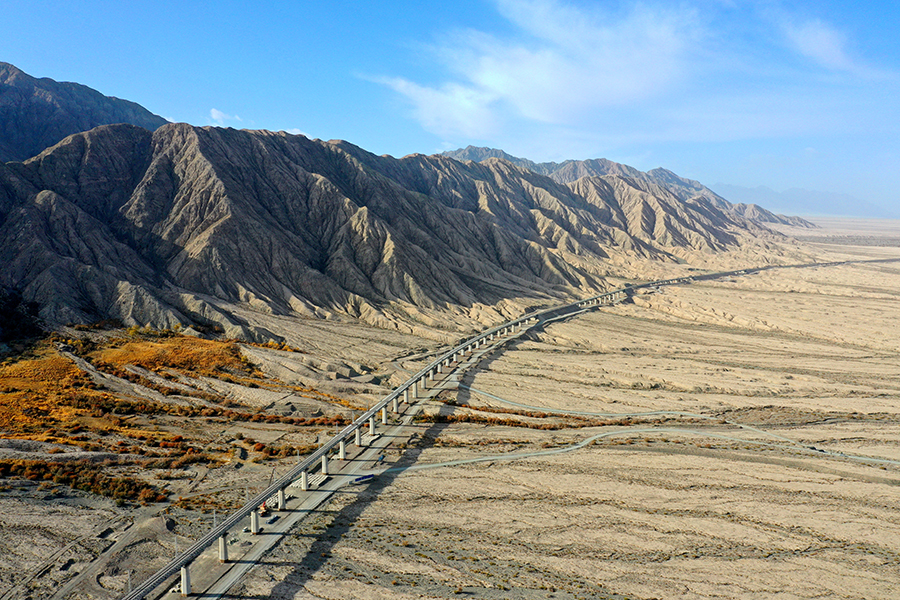 格庫鐵路是新疆鐵路網規劃“四縱四橫”主骨架建設的重要節點之一，連接青海省格爾木市和新疆維吾爾自治區庫爾勒市，為國鐵Ⅰ級客貨共線鐵路，主要經過柴達木、塔里木兩大盆地和阿爾金山山脈。線路自青海格爾木向西經烏圖美仁、甘森、花土溝，翻越海拔6161米的阿爾金山后，再經新疆維吾爾自治區米蘭、若羌、尉犁，最后達到庫爾勒，正線全長1214.6公里。全線重點控制工程為阿爾金山特長隧道和臺特瑪湖特大橋。圖為歡喜泉特大橋。