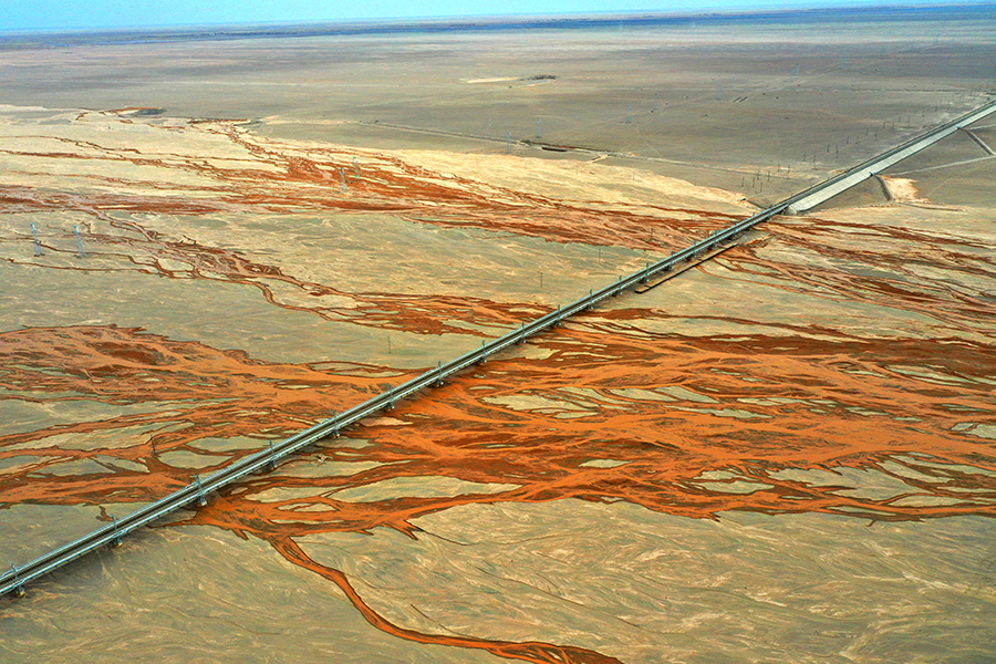 格庫鐵路自1956年起先后經過四次大規?？睖y設計與研究，是我國勘測設計歷史最長、研究次數最多的鐵路之一。2010年8月，鐵一院再次承擔了格庫鐵路全線的勘察、設計、配合施工等工作，前后歷時10年，面對沿線特殊的氣象、地形、地質條件，鐵一院積極開展科研創新，克服阿爾金山越嶺高寒高海拔區、荒漠無人區和生態脆弱、塔里木盆地風沙區等一系列技術難題，為格庫鐵路建成通車創造了條件。圖為那林格勒大橋。