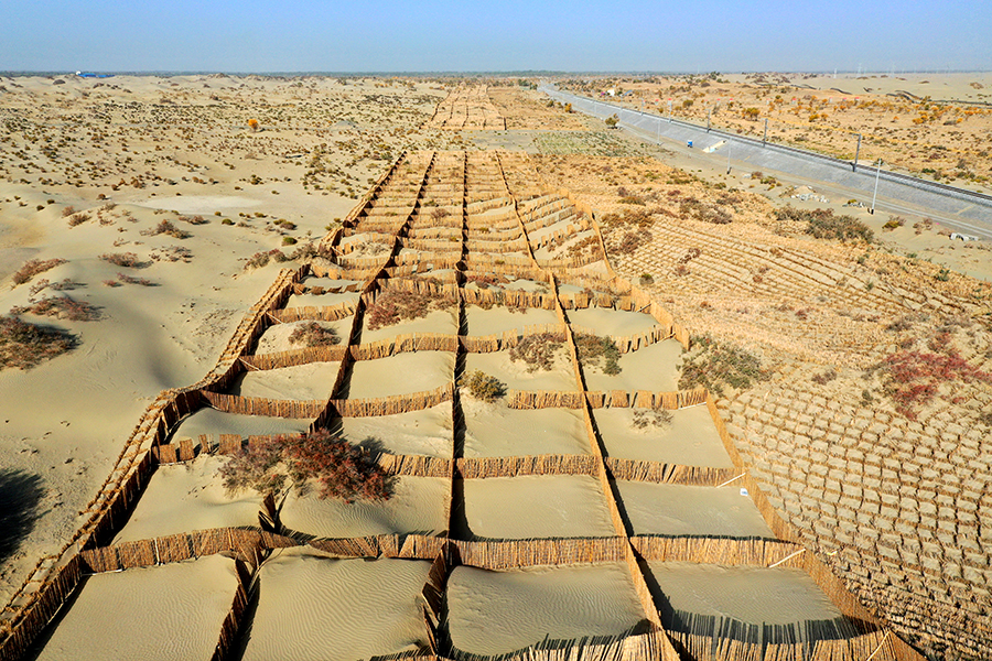 格庫鐵路的開通，意味著繼蘭新鐵路、臨河至哈密鐵路之后，有了第三條出入新疆的鐵路大通道，這也是“一帶一路”中國通往歐洲和西亞的陸路大通道之一。它的開通進一步完善了我國西部地區的鐵路網結構，對促進西部地區開發，推動青海、新疆兩省區經濟社會發展，加強民族地區團結和鞏固國防安全等具有重要意義。圖為固沙方格，這是鐵一院為了防沙治沙，專題研究出的一種新技術，其中包括門簾式阻沙障、裝配式蘆圍格室固沙障等7種阻沙固沙結構。