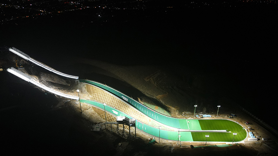 已投入使用的水平風洞實驗室高17米、長40米、寬21米，場地狹窄、施工難度極大。中鐵十六局項目團隊按照先建筑、后安裝，先外、后內的施工順序，采用平行作業、流水作業和交叉作業相結合的方法展開施工，將節點精確卡控到每一天、每小時、每分鐘，確保如期交付使用。圖為賽道夜景。