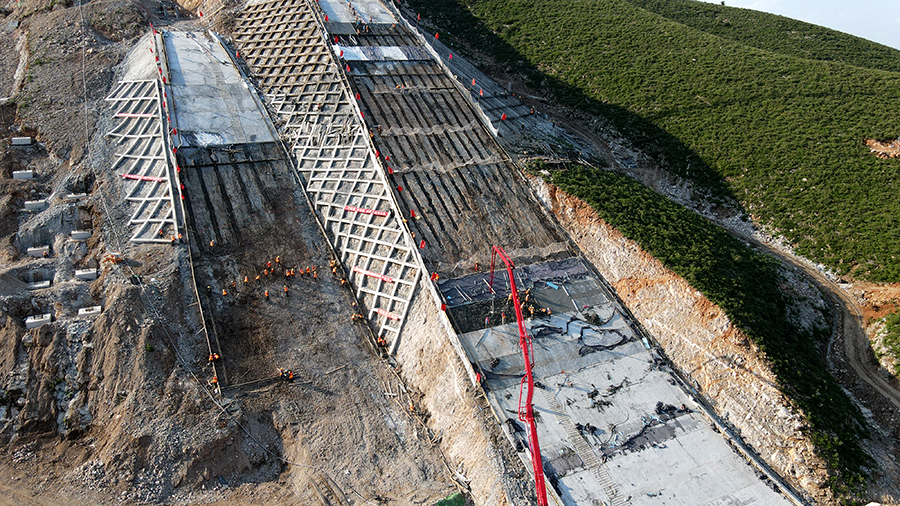 圖為著陸坡混凝土施工。