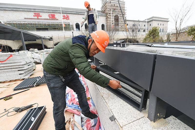 圖為12月7日，中鐵一局工人在福平鐵路平潭一體化綜合交通樞紐安裝通風百葉。（新華社記者 宋為偉 攝）