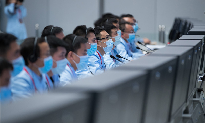 圖為12月3日，航天科技人員在北京航天飛行控制中心監測嫦娥五號上升器工作情況。（新華社記者 金立旺 攝）