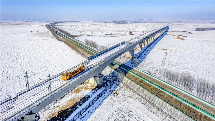 牡佳高鐵作為我國《中長期鐵路網規劃》的主要建設項目和國家“十三五”規劃重點鐵路工程項目，既是黑龍江省在建最長的高鐵線路，也是全國在建最東高寒高鐵。線路起于牡丹江，經林口、雞西、七臺河、樺南、雙鴨山，終至佳木斯，全長371.6公里，全線設8座車站，設計時速250公里。圖為牡佳高鐵跨鶴高速特大橋。