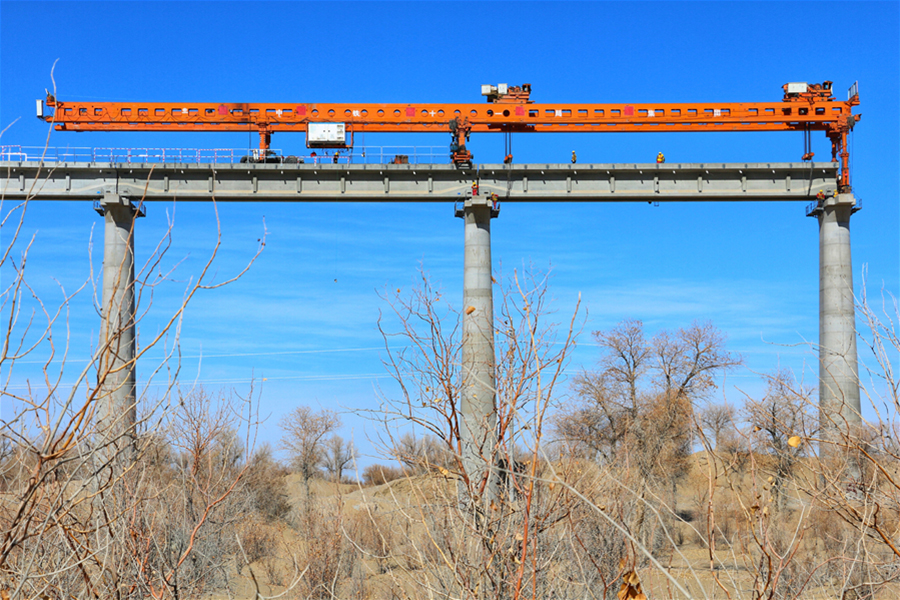 圖為作業人員正在若克雅特大橋上進行架梁作業。（汪建鴻 攝）