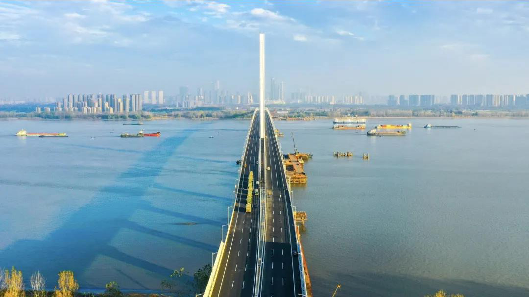 除了調試景觀燈，大橋還在進行交通標志及其他通訊、監測設備的安裝，正式通車指日可待。圖為南京長江五橋。
