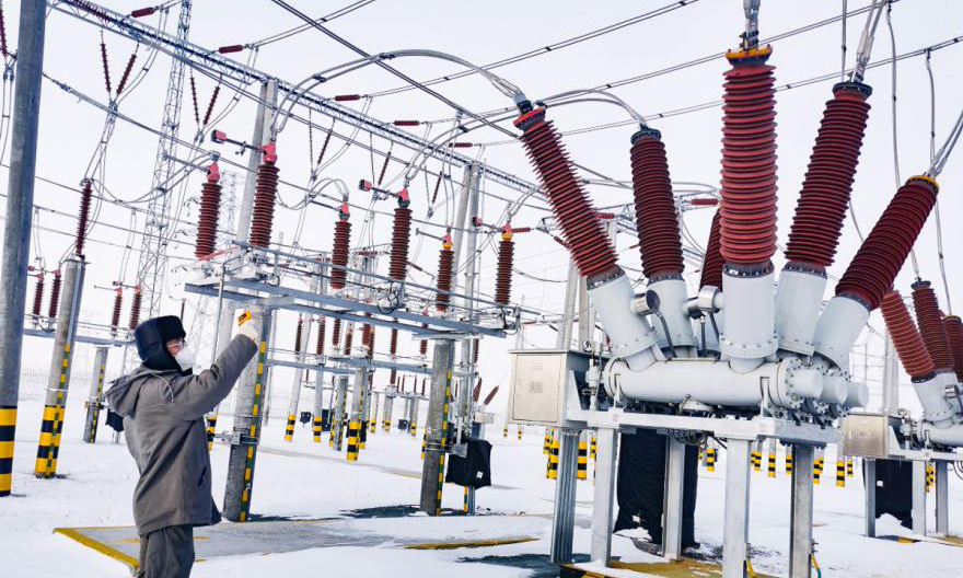 龍源新疆哈巴河風電場開展雪后升壓站測溫巡視工作。（陳翔 攝）