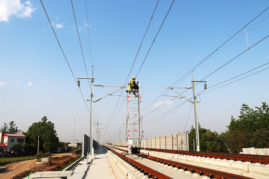 圖為接觸網自動梯車作業。（朱雅歆 攝）