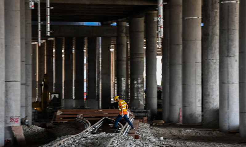 圖為11月9日，施工人員在廣州市地鐵18號線隴枕停車場檢查軌道。（新華社記者 劉大偉 攝）