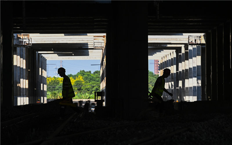 圖為11月9日，施工人員在廣州市地鐵18號線隴枕停車場架設梁下管道。（新華社記者 劉大偉 攝）