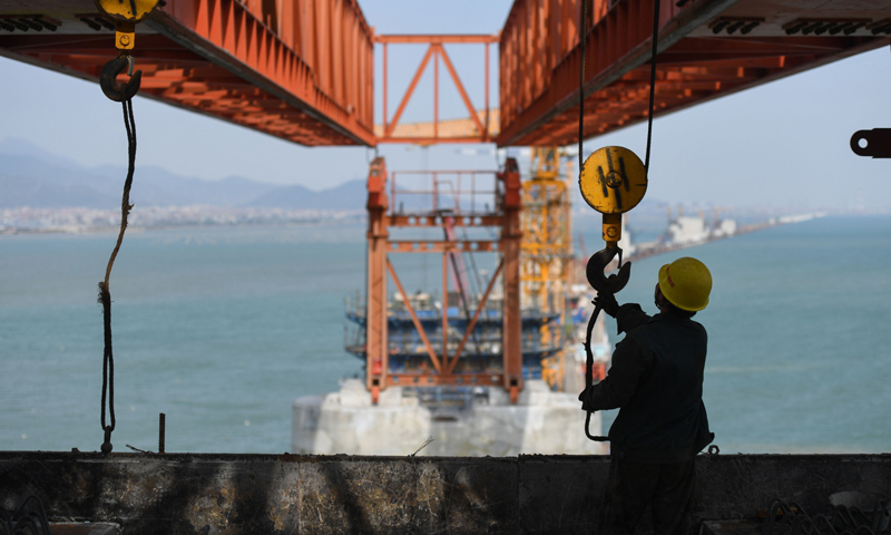 圖為11月2日，中鐵十一局工人在新建福廈鐵路湄洲灣跨海大橋建設現場施工。（新華社記者 宋為偉 攝）