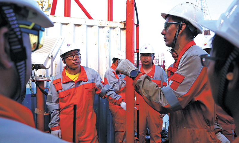 平臺總監王文奇介紹，他們用了30天，完成了43套系統的聯合調試、200余臺設備單機試驗、900余臺現場儀表測試、56次應急處置預案推演。圖為注熱操作前，全體人員再次進行注熱要點確認。