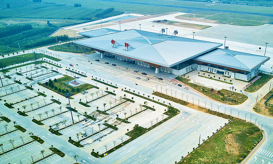 9月22日，隨著天津飛往邯鄲的G52638航班穩穩地降落在河北邯鄲機場，由中國鐵建所屬中鐵十八局集團承建的京津冀交通一體化的重點建設項目——邯鄲機場改擴建工程按期建成通航。圖為邯鄲機場改擴建工程新建航站樓。（徐輝 攝）