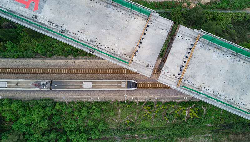 圖為9月24日，在已完成轉體的新建福廈鐵路西溪特大橋下方，動車組列車在杭深鐵路上行駛。（新華社記者 宋為偉 攝）