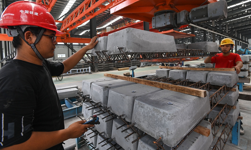 圖為9月22日，工人在中國鐵建華南建設有限公司南沙混凝土制品加工中心地鐵軌枕生產線上進行混凝土軌枕碼垛作業。（新華社記者 劉大偉 攝）
