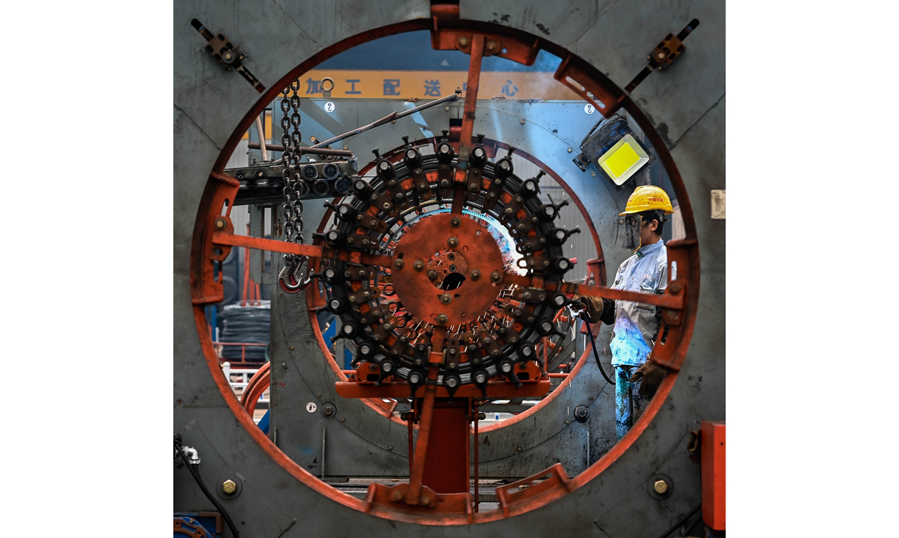 圖為9月20日，工人在中國鐵建華南建設有限公司番禺鋼材加工中心的智能鋼筋籠滾焊機生產線上進行焊接作業。（新華社記者 劉大偉 攝）