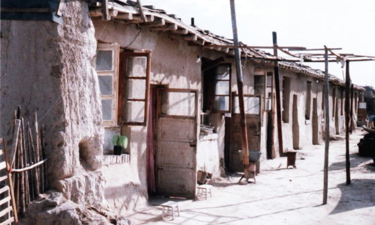 70年代準能集團黑岱溝露天煤礦籌建處的辦公房“干打壘”。