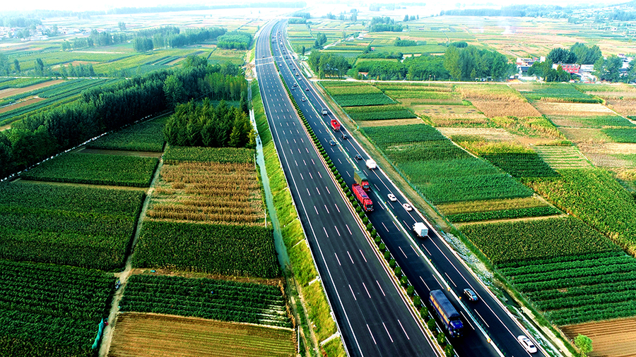 京滬高速公路萊蕪至臨沂（魯蘇界）段改擴建工程起于濟南市萊蕪高新區，止于京滬高速公路魯蘇界，接京滬高速公路江蘇段，線路全長232.19公里，采用雙向八車道高速公路技術標準改擴建。圖為通行后的京滬高速公路蘭陵段。