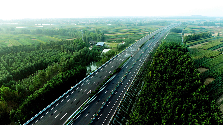 項目積極推廣應用“四新”技術，在全國首次采用六排放標準的單發、無級變速干式吸塵車，在節省燃油的同時，一次性清掃達到最佳效果。瀝青面層施工中采用SP1860-3超大型抗離析攤鋪機進行一次性全斷面攤鋪，解決了傳統作業方式可能產生的縱向接縫、平整度不均等問題，整體施工效率顯著提升，降低了施工成本。圖為通行后的京滬高速公路蘭陵段。