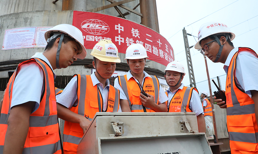 鐵四院贛深指揮部積極組織橋梁、地路等相關專業，深入現場研究樁基布置和承臺優化方案，在橋梁院、地路院等相關單位的大力支持下，及時完成了巖溶樁基補勘和設計，為后續轉體、鋪軌、架梁作業奠定基礎，有力保障了整座橋梁的施工工期。圖為技術人員操作主控平臺實施轉體。