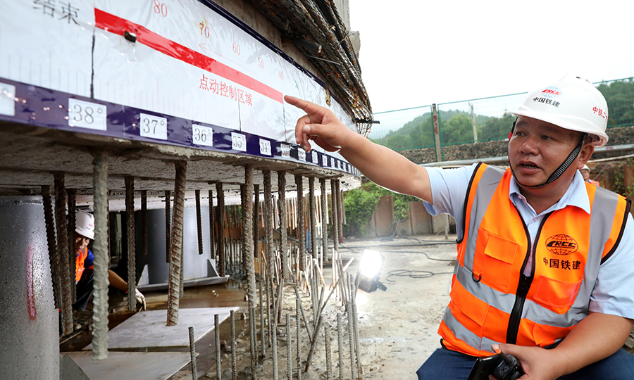 贛深高鐵是“八縱八橫”高速鐵路重要組成部分，縱貫江西、廣東兩省，正線全長436.37公里，設計最高時速350公里，是京九高鐵最南段。圖為實時監測轉體角度。（鄧聯旭 攝）