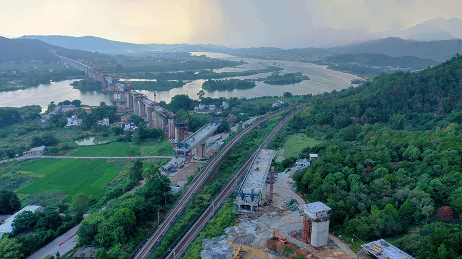 圖為贛深高鐵柳城上跨京九既有線。