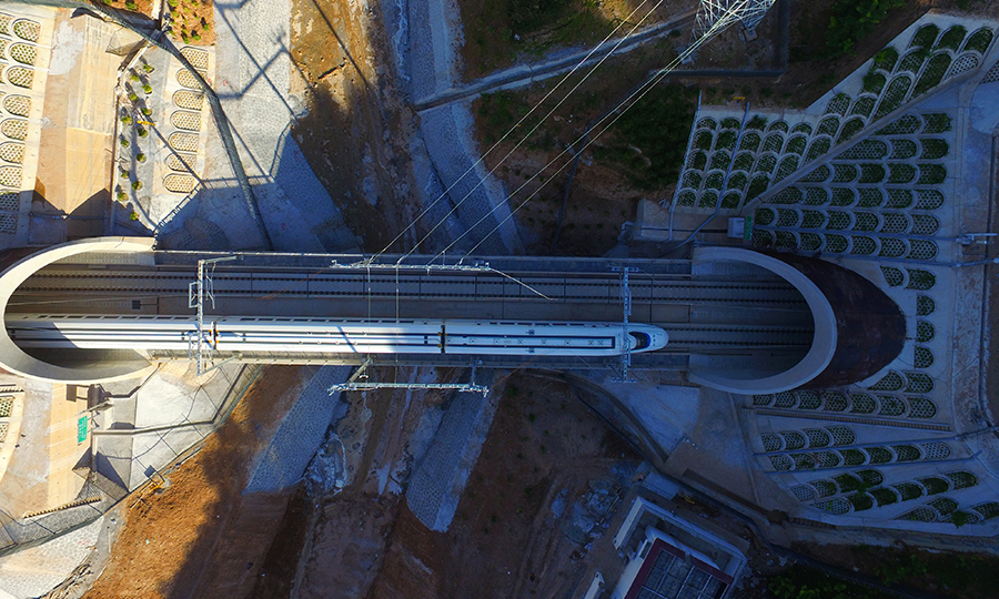 圖為聯調聯試動檢車通過紅巖河中橋。
