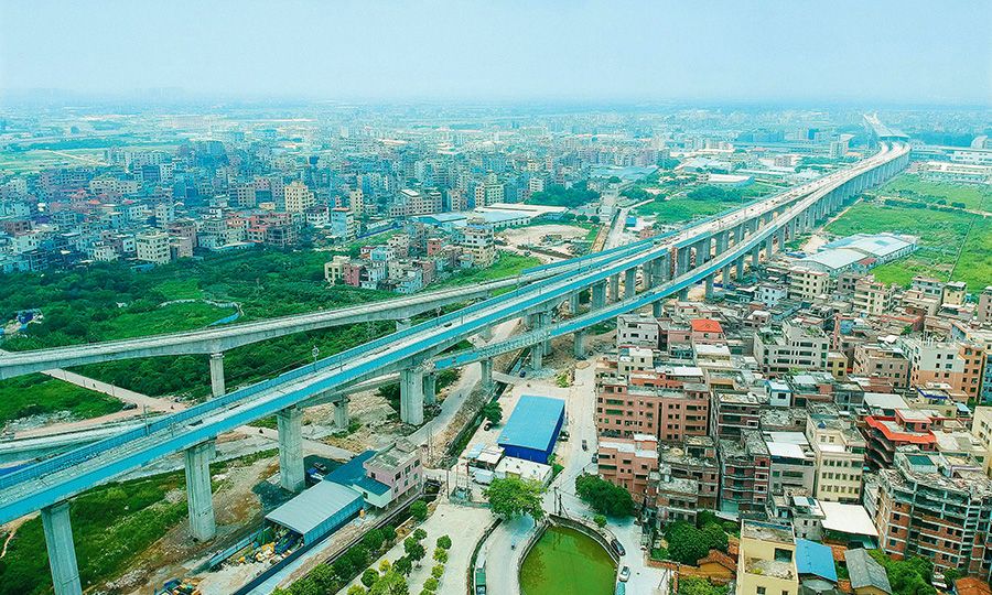 施工過程中，建設者積極開展技術攻關，對連續梁施工掛籃進行改進，克服因多次跨越公路、村道、河渠造成的支架施工地基處理難度大等難題，確保安全順利推進，獲多項實用新型專利。圖為已貫通的白沙村2號上下行線特大橋。（蔡如錦 攝）