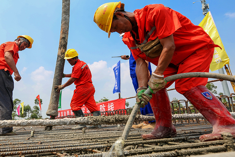 圖為施工人員澆筑混凝土。（蔡如錦 攝）