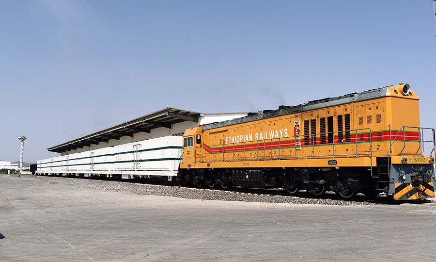 中方運維聯營體高度重視能力建設，積極培訓當地運營團隊，所選送中國鄭州進行培訓的第一批34名埃塞本地機車司機現已學成歸來，由中國土木在2019年參與建設的非洲首個魯班工坊-吉布提魯班工坊正在當地培養鐵路技能人才，未來將為亞吉鐵路的持續運營打下堅實的人才基礎。圖為機械冷藏車抵達吉布提。